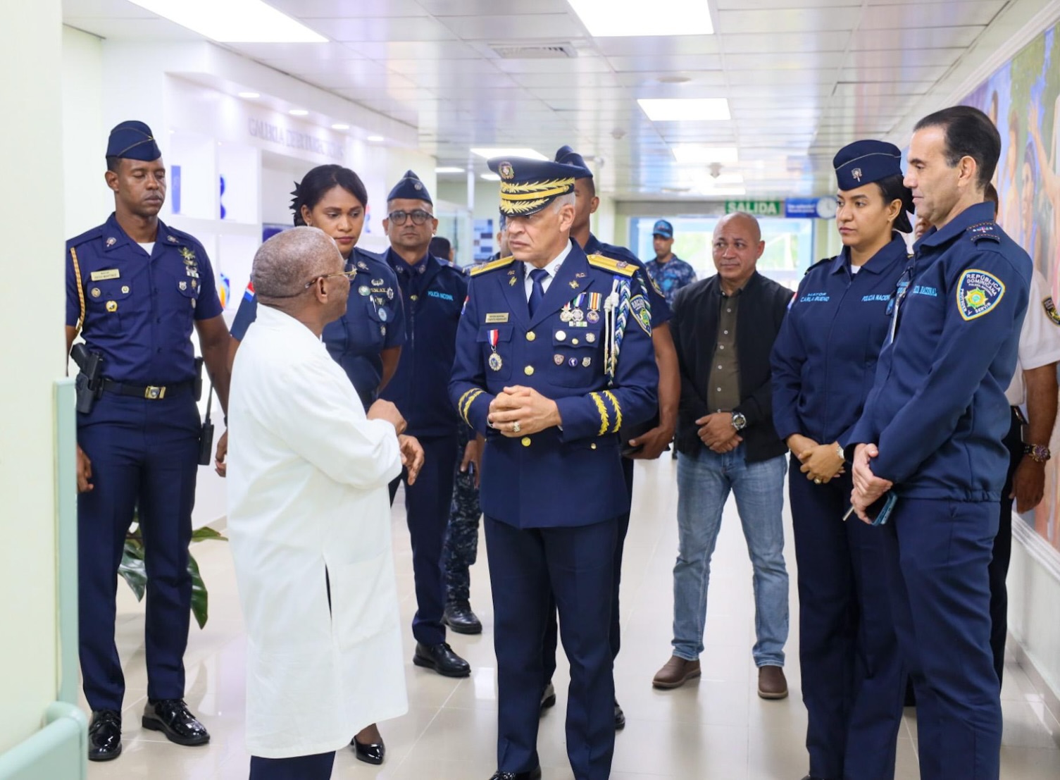 Recorrido institucional durante la visita del director general de la Policía Nacional a HOSGEDOPOL