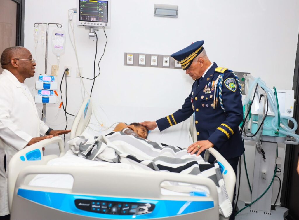Visita del director general de la Policía Nacional al Hospital General Docente de la Policía Nacional